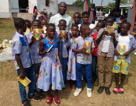 Partage de cadeaux à la commission enfance de la paroisse Saint Michel Archange de Dzeudji, Archidiocèse d'Abidjan